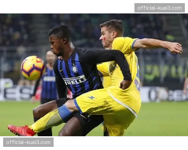 瞬间聚焦：弗罗西诺内后卫在底线处关键拦截一次威胁传中