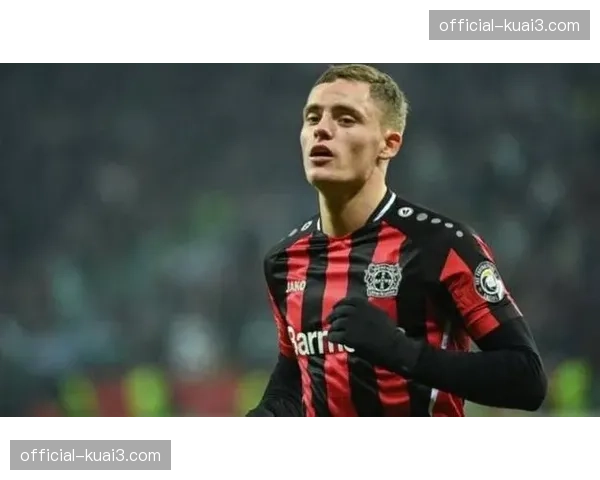 勒沃库森后卫接受专访，谈自身从边锋改造为边后卫的心路历程