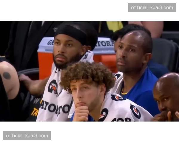 镜头捕捉：尼斯主帅对替补席怒吼表达对球员防守疏忽的不满