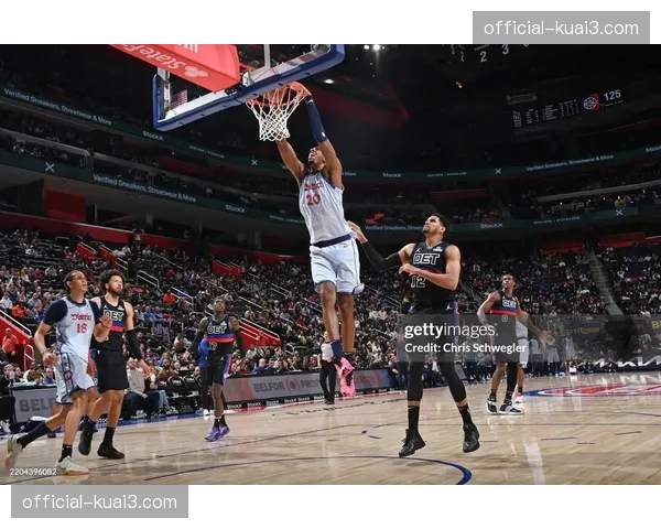 奇才与活塞比赛，双方节奏极快，半场攻守转换回合数已达45次